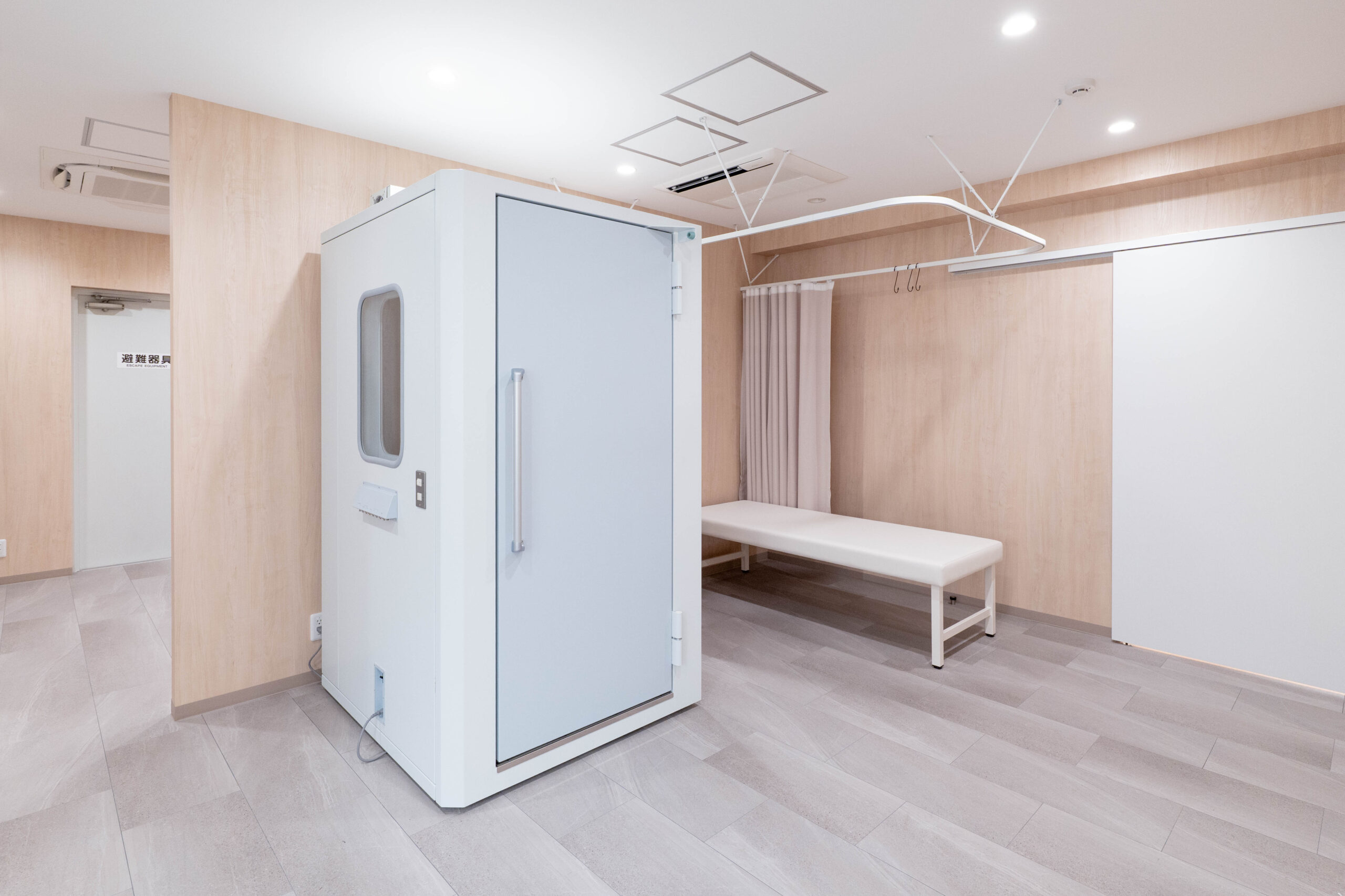 聴力検査室と検査機器